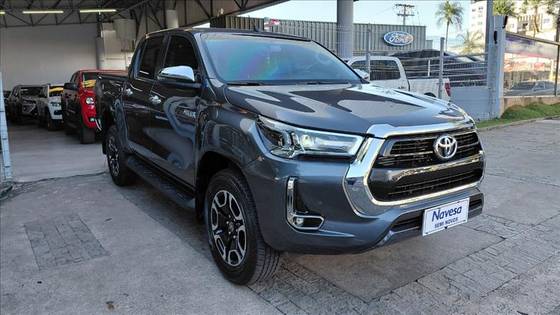 TOYOTA HILUX 2.8 D-4D TURBO DIESEL CD SRV 4X4 AUTOMÁTICO